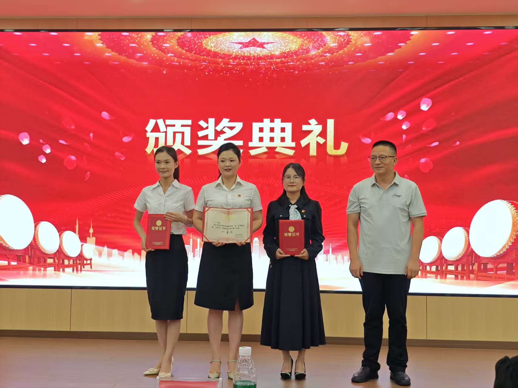 張琬榕榮獲“弘理強企典亮時代”二等獎.jpg